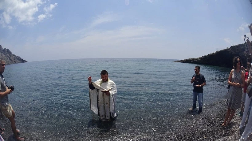 Βάπτιση: Επιτρέπεται η τέλεση του Μεγαλύτερου Μυστηρίου της εκκλησίας στη θάλασσα;